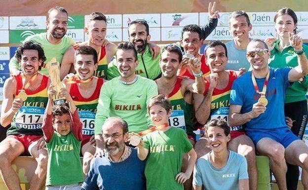 El cacereño Ricardo Rosado (a la izquierda con el dorsal 117) posa con sus compañeros de equipo con el oro conseguido por el Bikila en el Campeonato de España de Campo a Través por Clubes