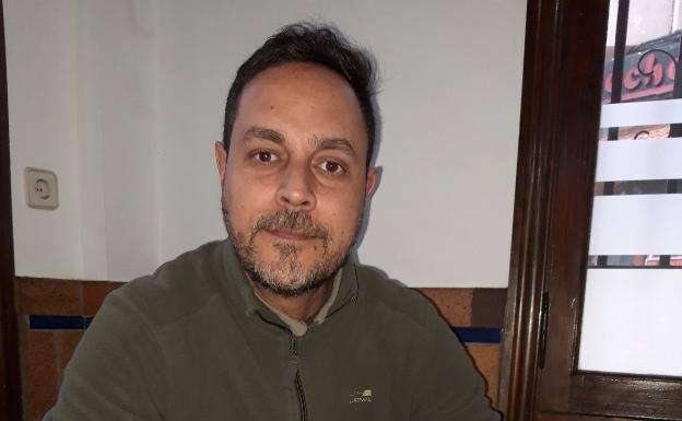 Francisco Javier Manzanares posa con su ordenador.