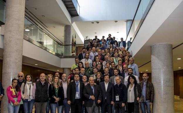 Foto de familia con el presidente de la Junta y el de la CEAV en el hotel Extremadura