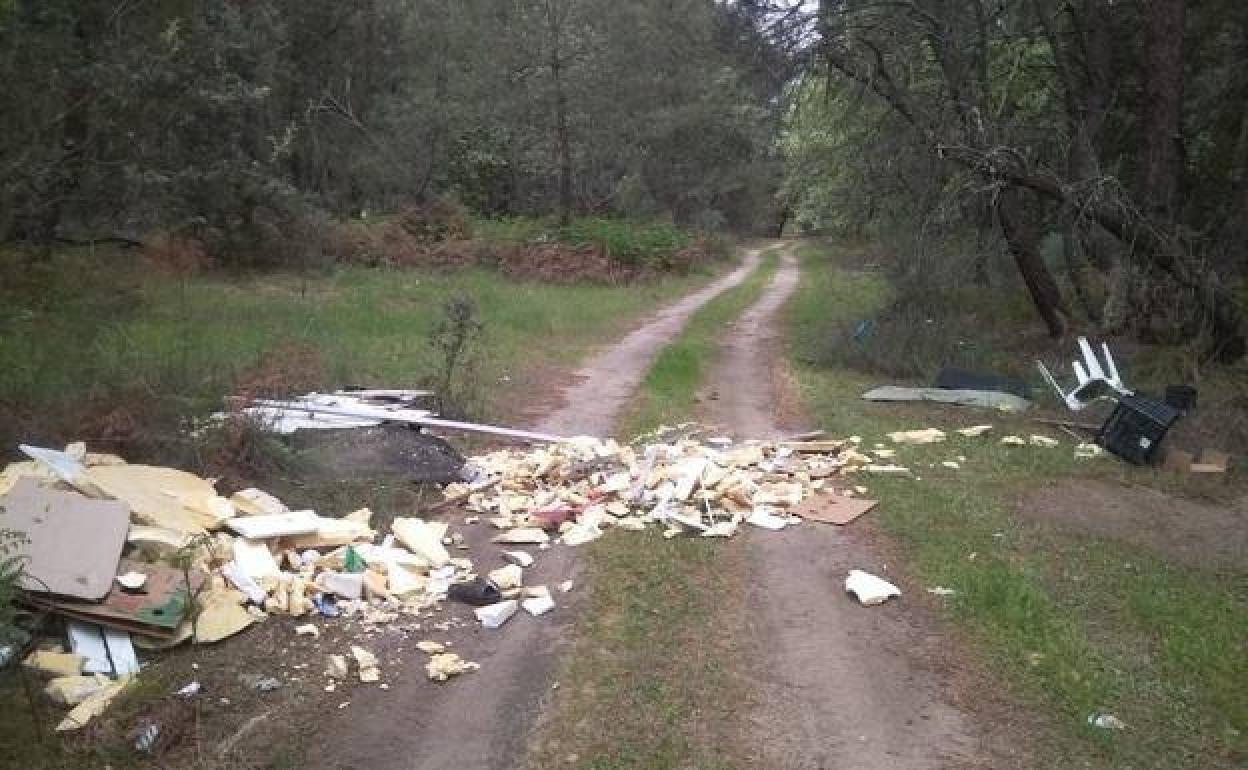 El Ayuntamiento anuncia sanciones de 1.000 euros por tirar escombros o enseres a deshoras o fuera del Punto Limpio