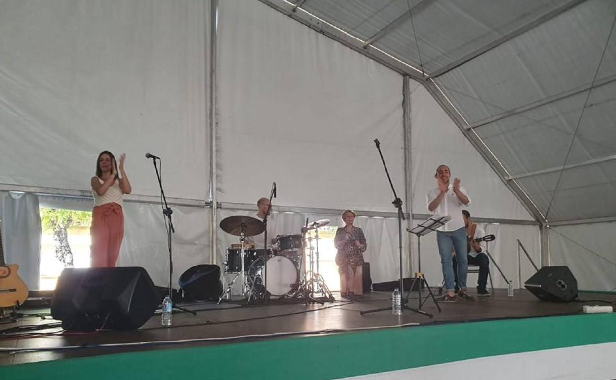 Barquilla cierra sus fiestas con la cena de la vaquilla