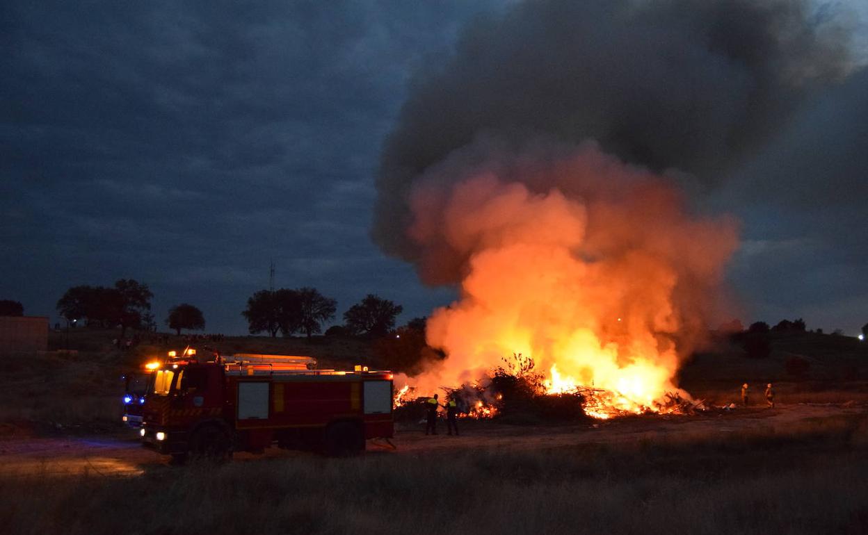 Un incendio en el polígono Alcantarilla llena de humo y olor a quemado toda la localidad