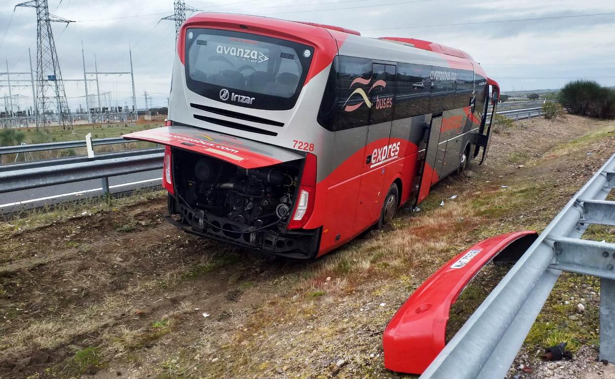 El autobús permanecía en el lugar del siniestro en la mañana del jueves 