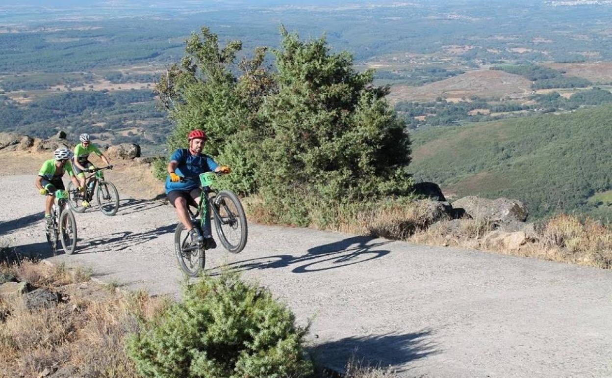 Ciclistas llegando a la Quicla, donde se instaló la meta. 