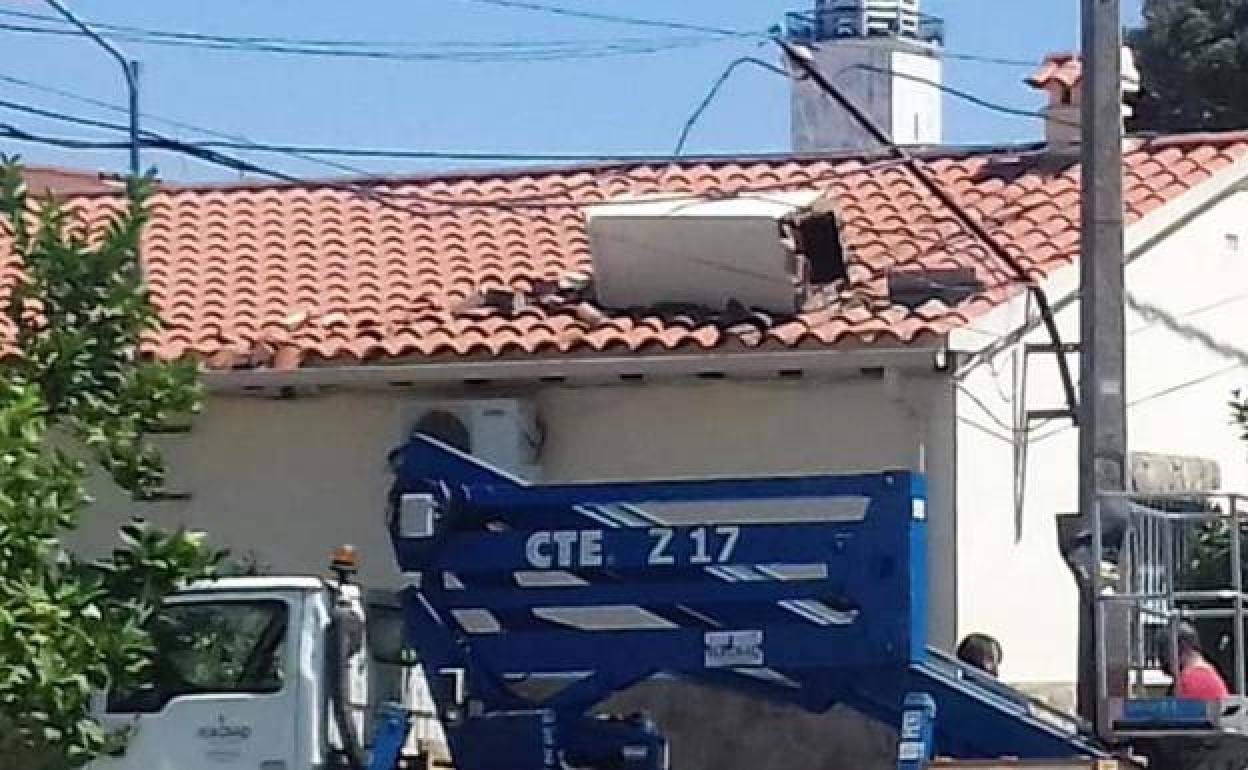 Parte de la chimenea cayó al suelo y la otra parte se quedó en el tejado D