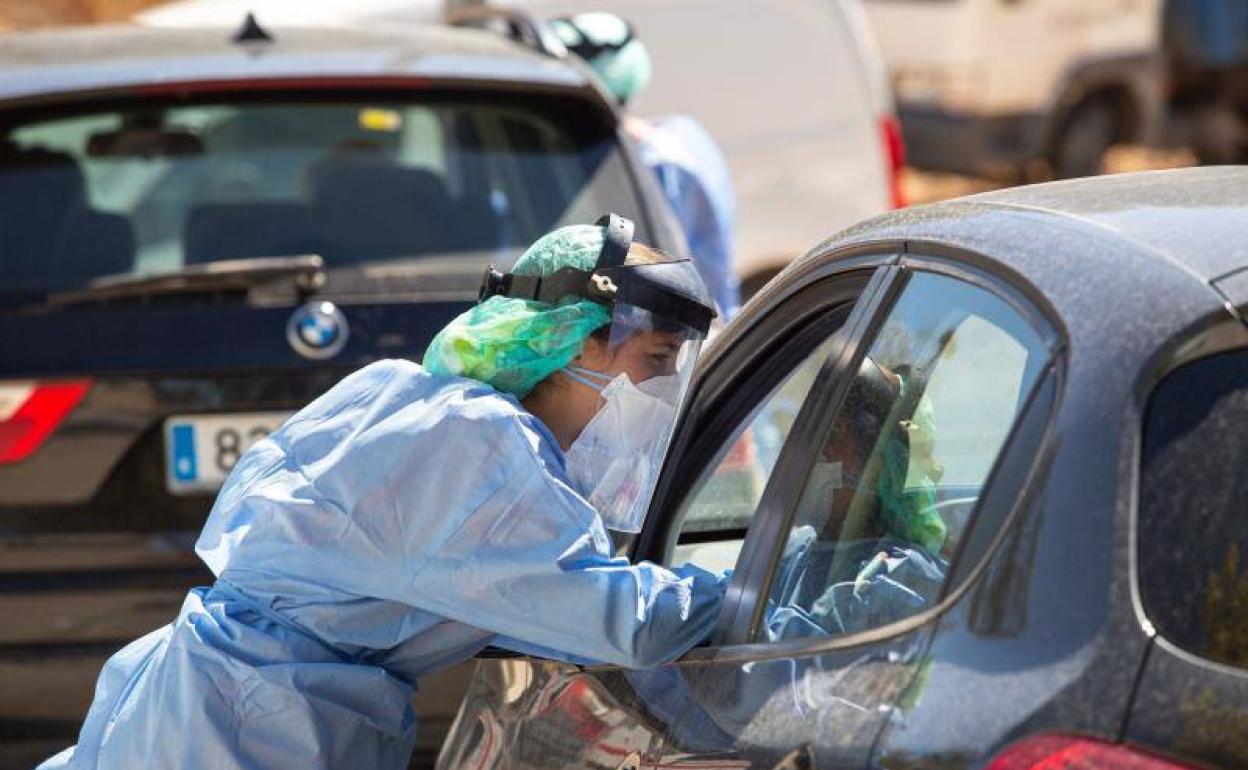 Una sanitaria realiza una PCR