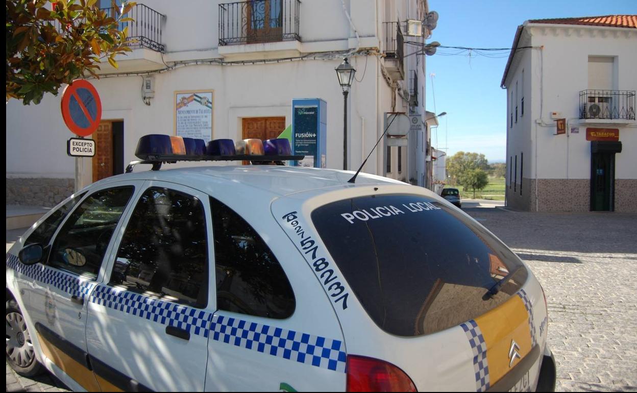 Detenido un menor que paseaba a medianoche sin mascarilla y que agredió a un policía local en Talayuela