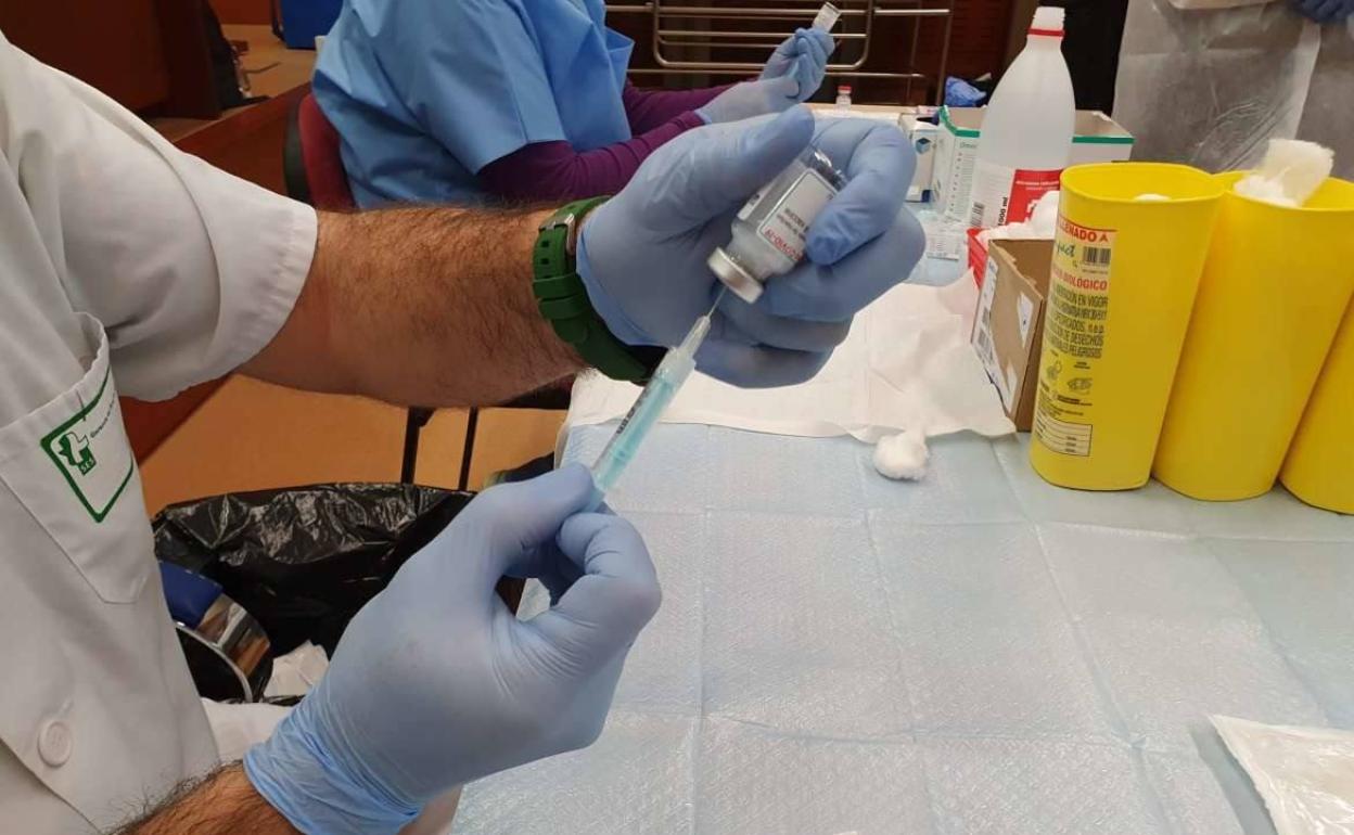 Extremadura ha administrado 27.067 dosis de la vacuna covid, el 31% a sanitarios