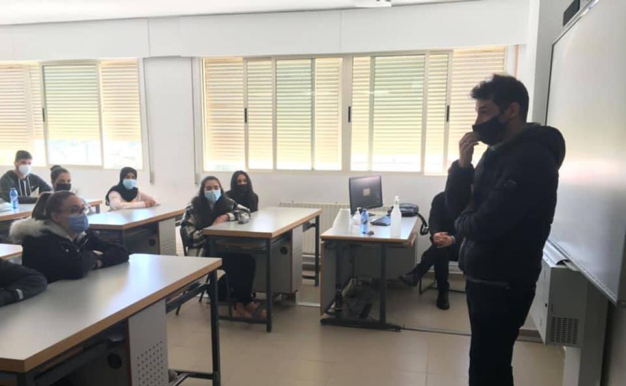 Andrés Salado ofrece una charla a los alumnos del San Martín