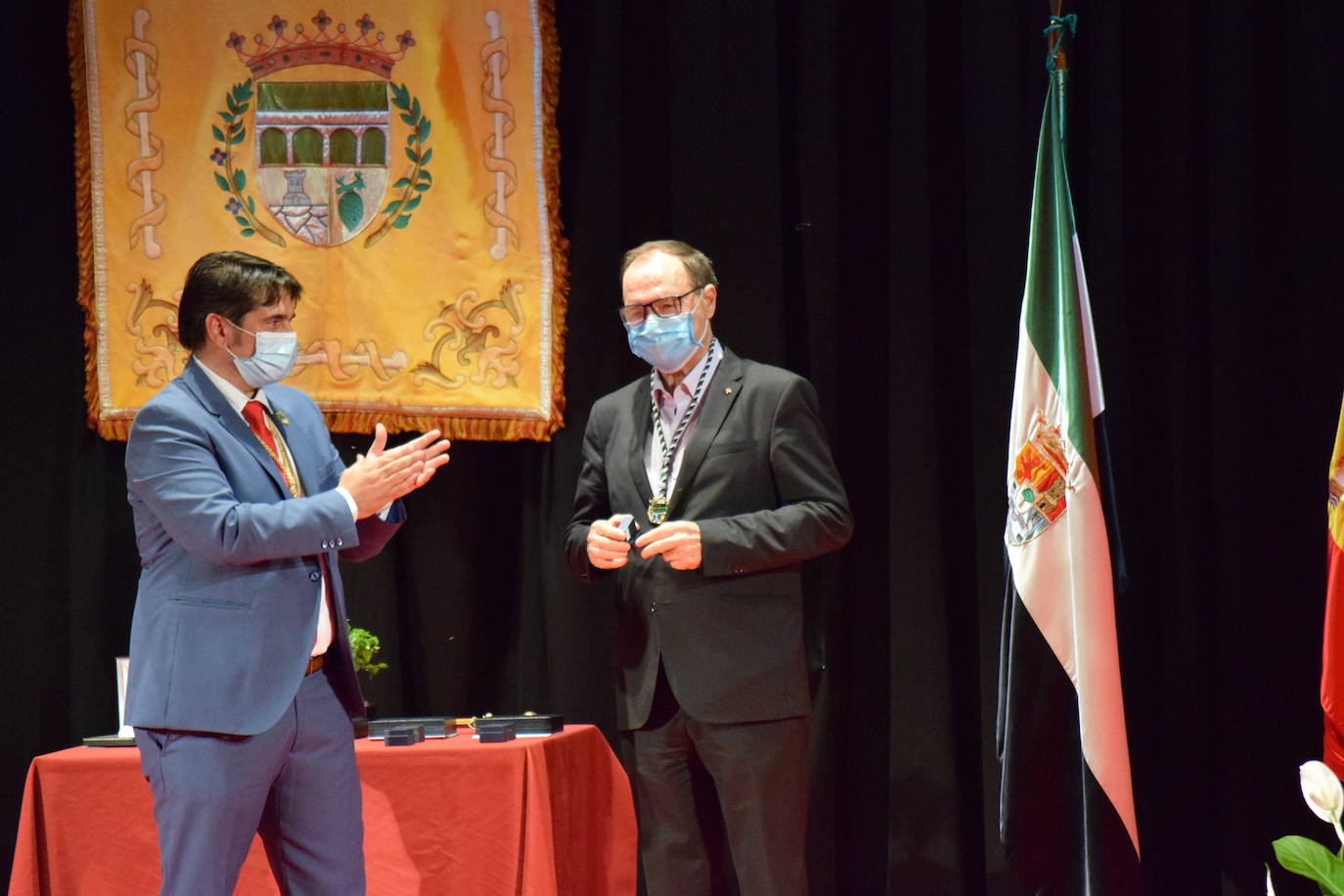 Fotos: FotoGalería Nombramiento oficial del Cronista de Talayuela y Acto homenaje a los alcaldes de la democracia