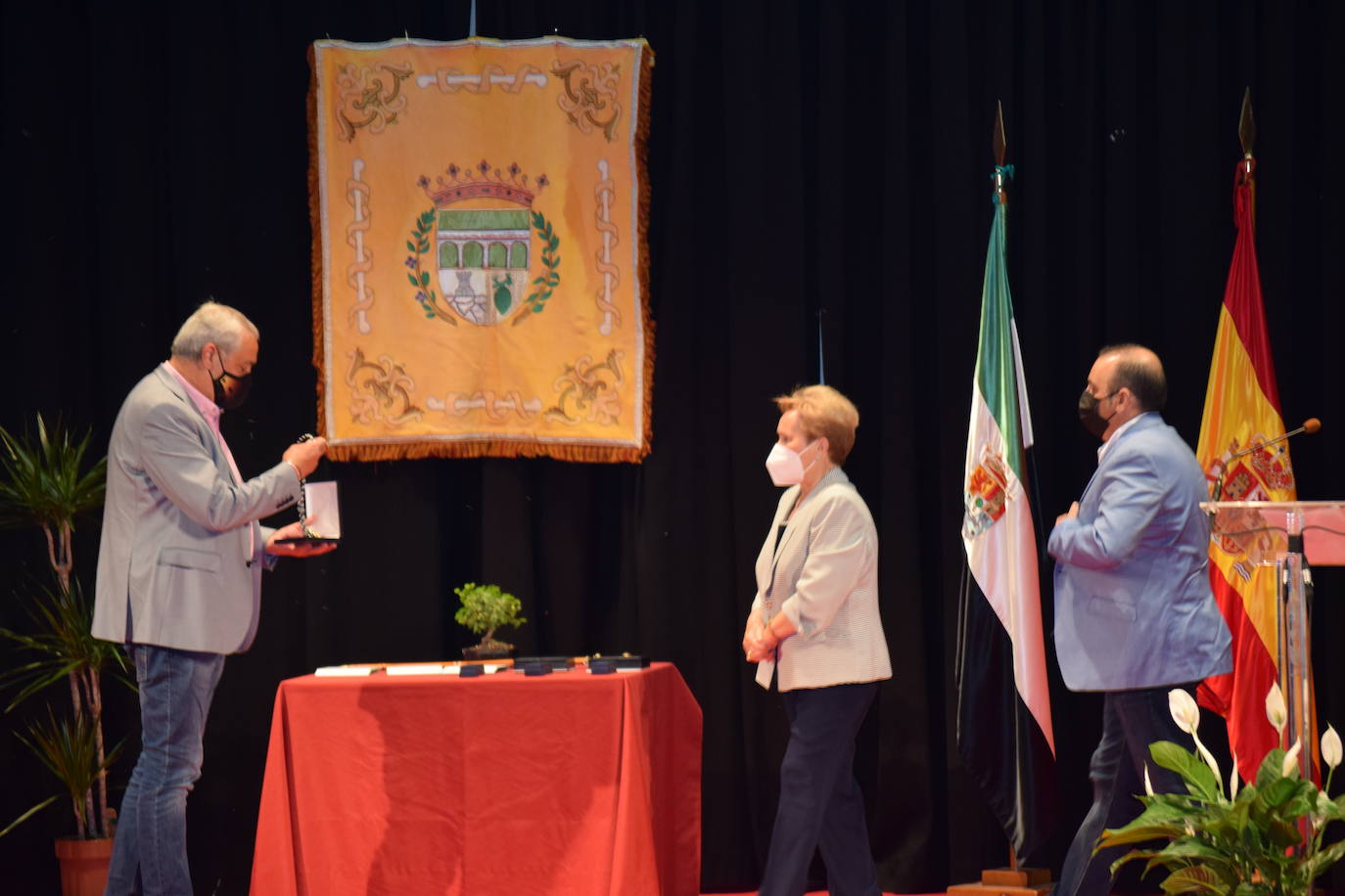 Fotos: FotoGalería Nombramiento oficial del Cronista de Talayuela y Acto homenaje a los alcaldes de la democracia