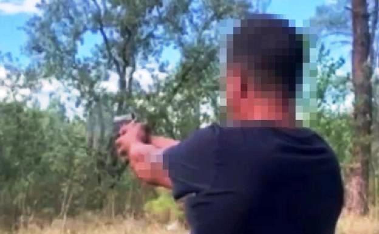 Investigan a un vecino de Navalmoral tras publicar un vídeo disparando una pistola en el pinar de Talayuela