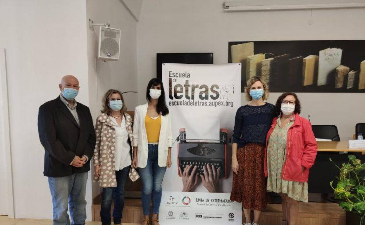 La Escuela de letras de Extremadura abre nueva convocatoria de cursos y presenta su primera Antología