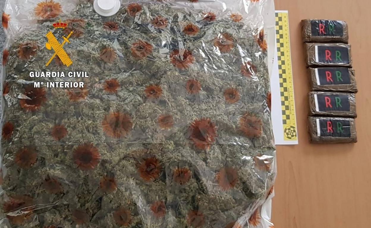 Detenidos dos vecinos de Talayuela y uno de Jarandilla de la Vera tras saltarse un control policial y arrojar por la ventanilla del vehículo la droga que transportaban