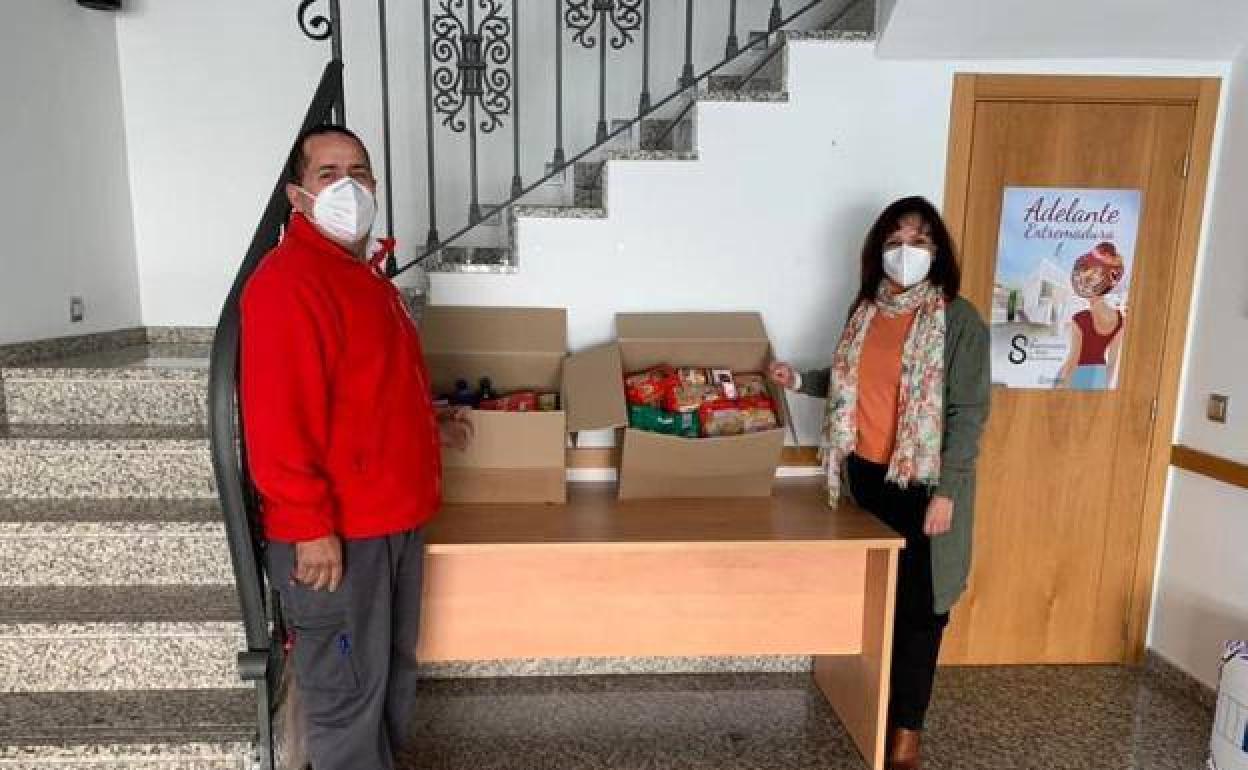Voluntarios con los alimentos donados al Banco