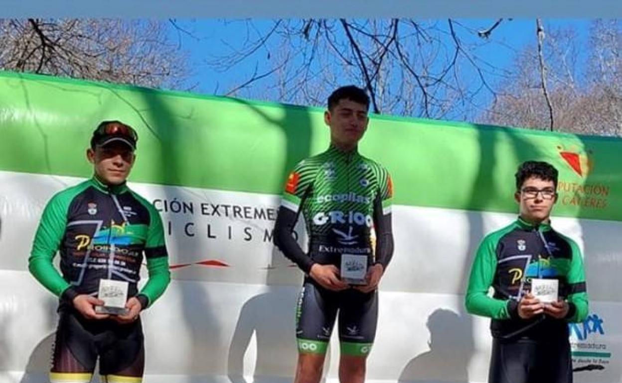 David Vizcaíno conquista por la mañana el castillo de Montánchez…