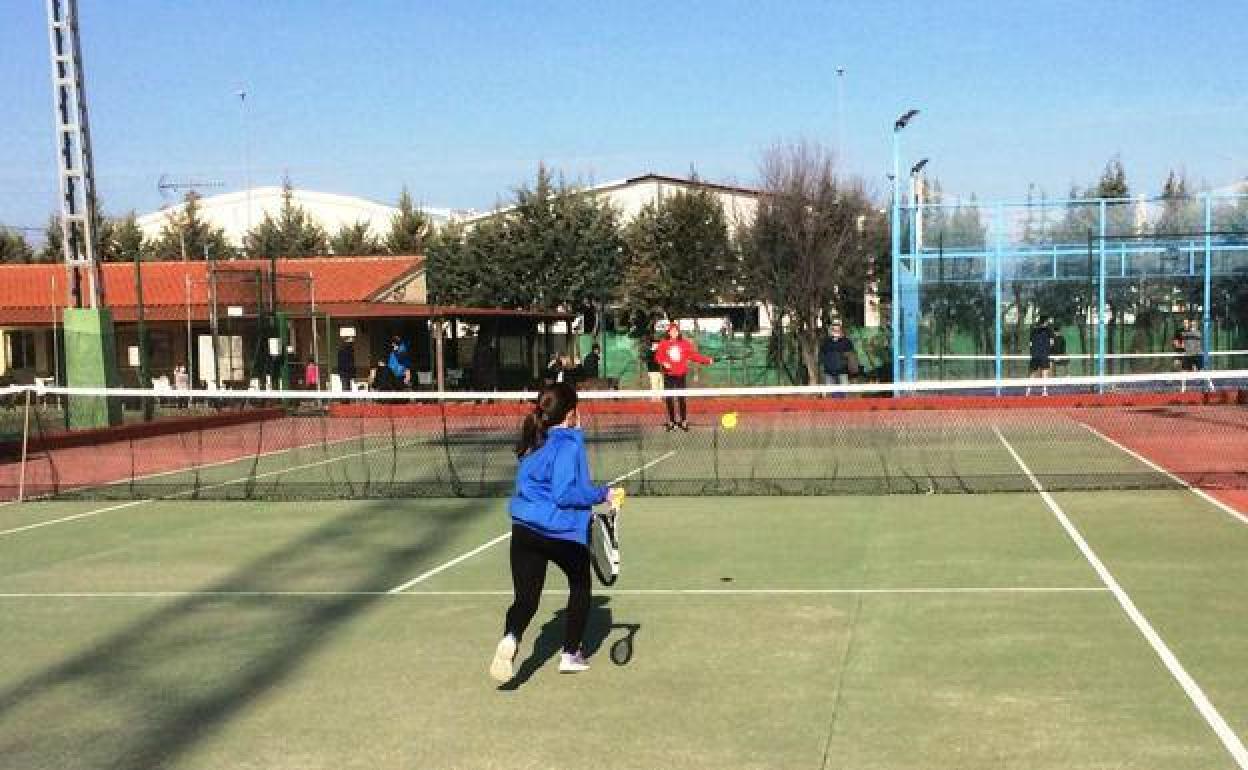 Marina Sánchez y Daniela Pérez vencen en la 2ª fase zonal Judex Promocional de tenis celebrada en Navalmoral