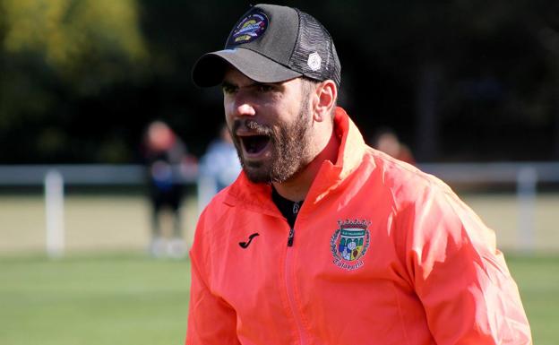 Carlos Baños, entrenador y director deportivo, vive su primera temporada en la que peleará junto a su equipo por ascender 