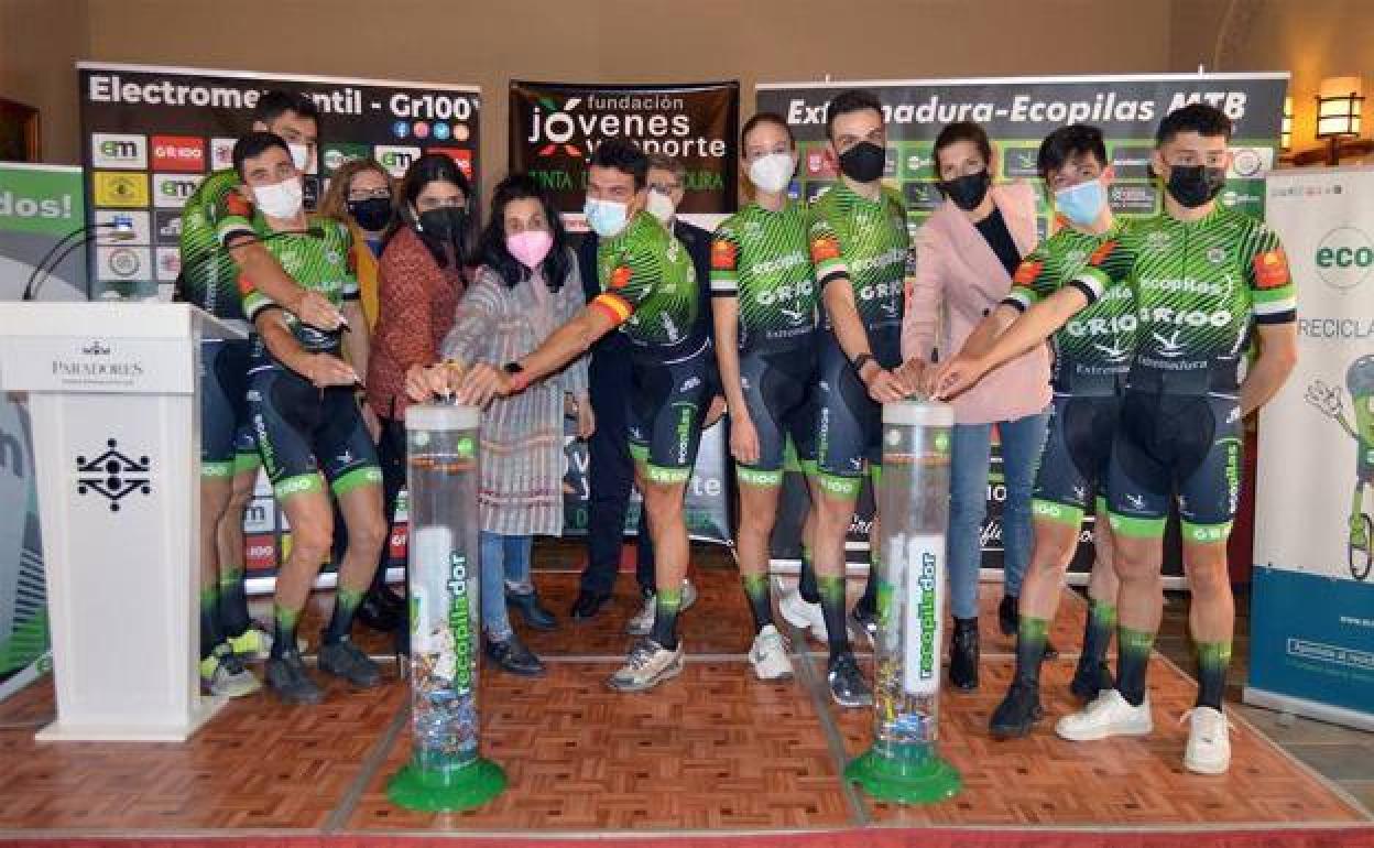 David Vizcaíno, el primero a la derecha, junto a su equipo del Extremadura-Ecopilas