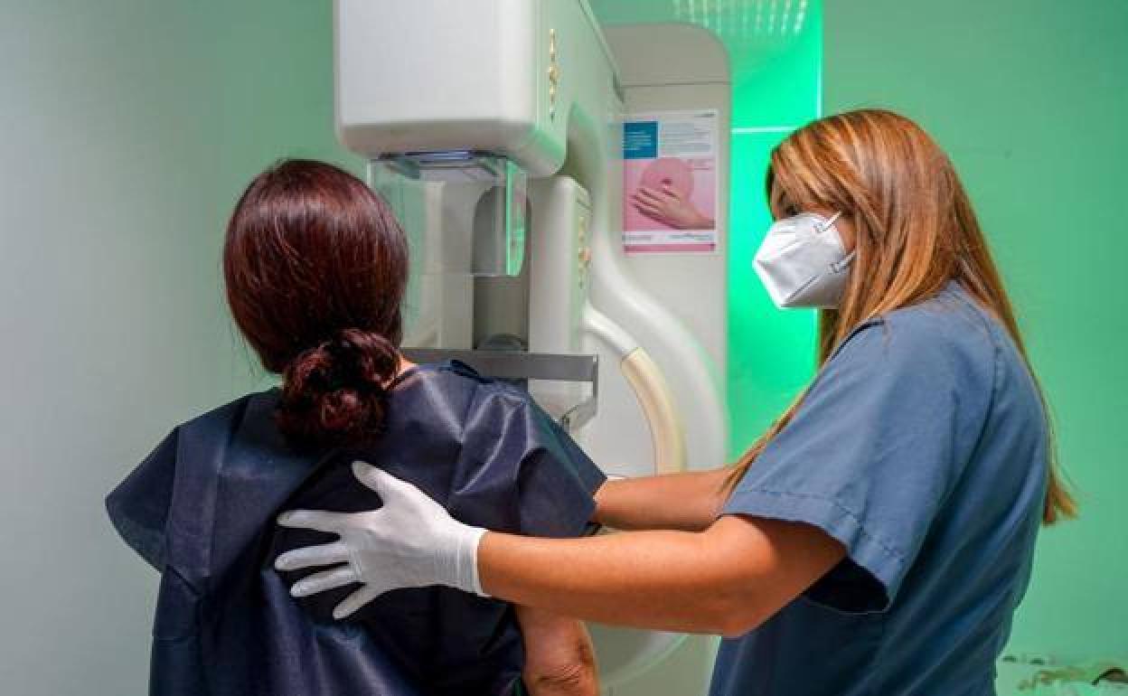 Más de 6.000 mamografías en abril para detectar el cáncer de mama en Extremadura