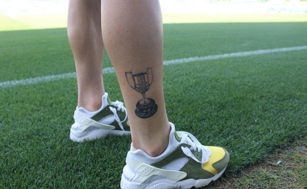 Detalle del tatuaje de la Copa del Rey en la pierna derecha de Rodri Sánchez