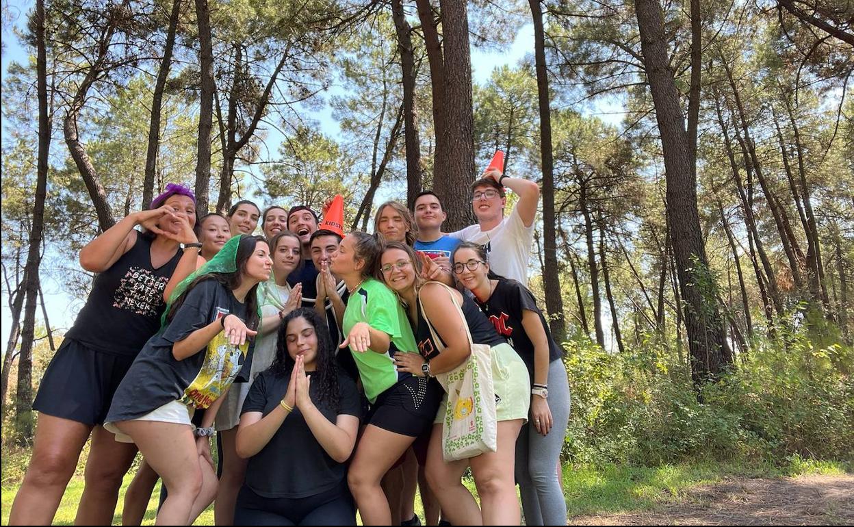 Un grupo de jóvenes de forma como monitores circenses