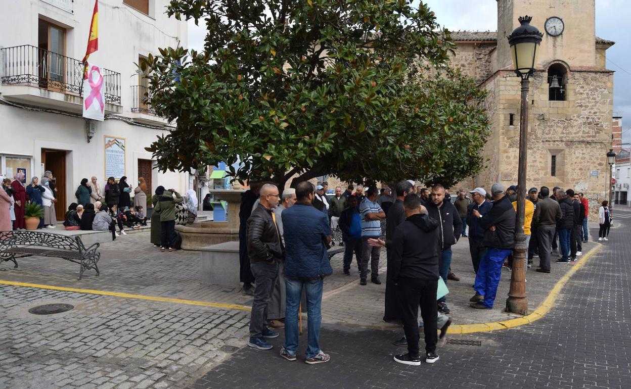 Vecinos de Talayuela se manifiestan a favor del líder de la comunidad musulmana detenido