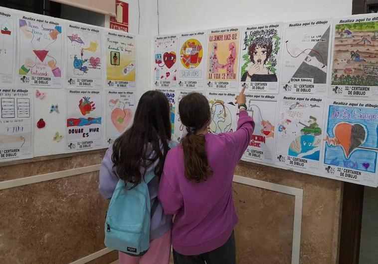 La Hermandad muestra los dibujos del certamen infantil y juvenil sobre donación