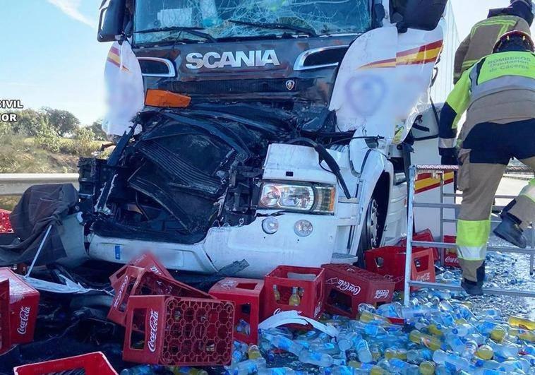 Dos muertos por la colisión de dos camiones en la EX-A1 cerca de Majadas de Tiétar