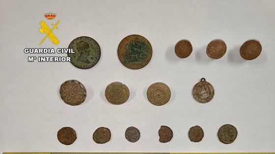 La Guardia Civil interviene monedas y otras piezas antiguas, además de un detector de metales, en el asentamiento arqueológico de Romangordo