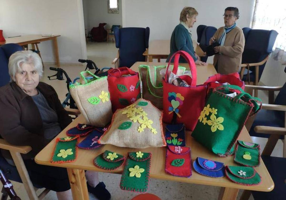 Mayores confeccionando manualidades para vender