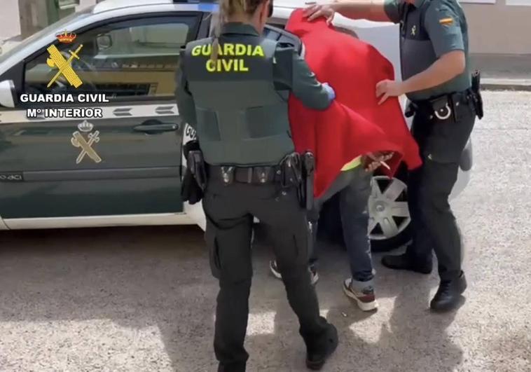 La Guardia Civil desmantela un punto de venta de drogas en Rosalejo y detiene a sus responsables