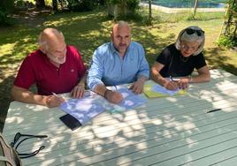 Roberto Baños en el centro junto a Soledad Castellano y José Antonio Domínguez, durante la firma del acuerdo de coalición.
