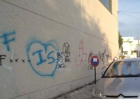 Imagen secundaria 1 - Arriba, pared limpia. Debajo, como se encontraba antes. 