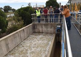 Visita de Carlos Carlos, presidente de la Diputación y el gerente de MásMedio, Gustavo Pérez, a la ETAP de Talayuela para comprobar el transcurso de las actuaciones.