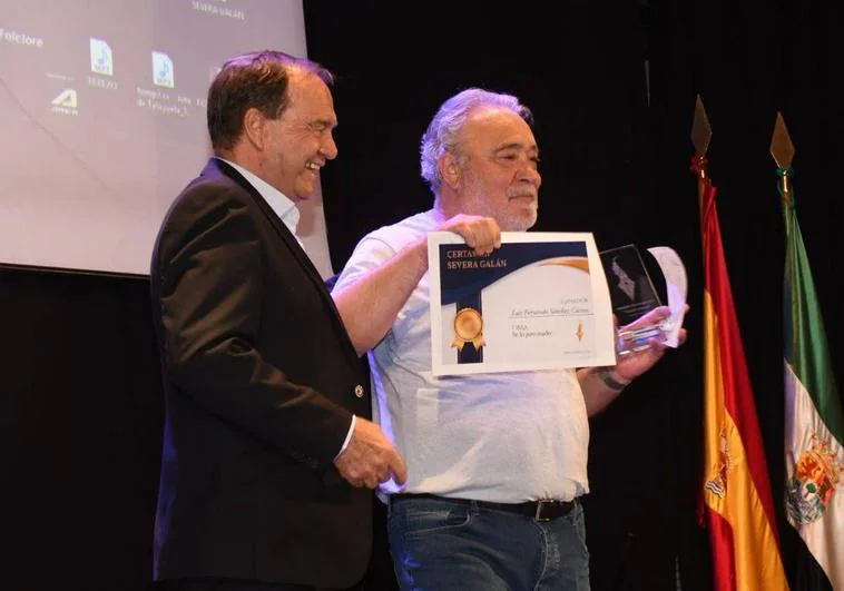 Entrega del premio a Luis Fernando Sánchez.
