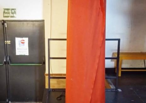 Imagen secundaria 1 - Colocadas unas barandillas de apoyo en las escaleras de la Casa de Cultura