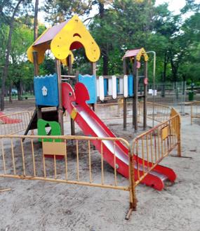 Imagen secundaria 1 - El Ayuntamiento retira los aparatajes de los parques infantiles para sustituirlos por otros nuevos