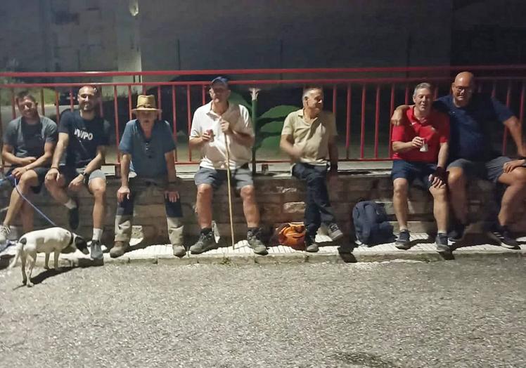 Imagen principal - Unas 50 personas participaron en la Ruta Senderista Nocturna