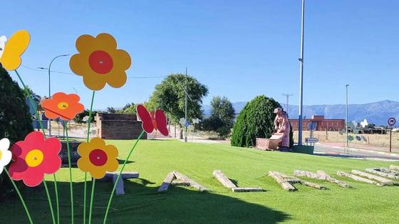El Ayuntamiento acondiciona la rotonda y entrada de Talayuela