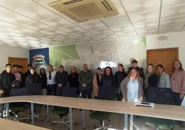 Los estudiantes con el alcalde, concejales y docentes