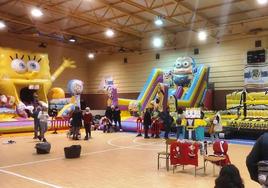 Atracciones infantiles en el interior del pabellón
