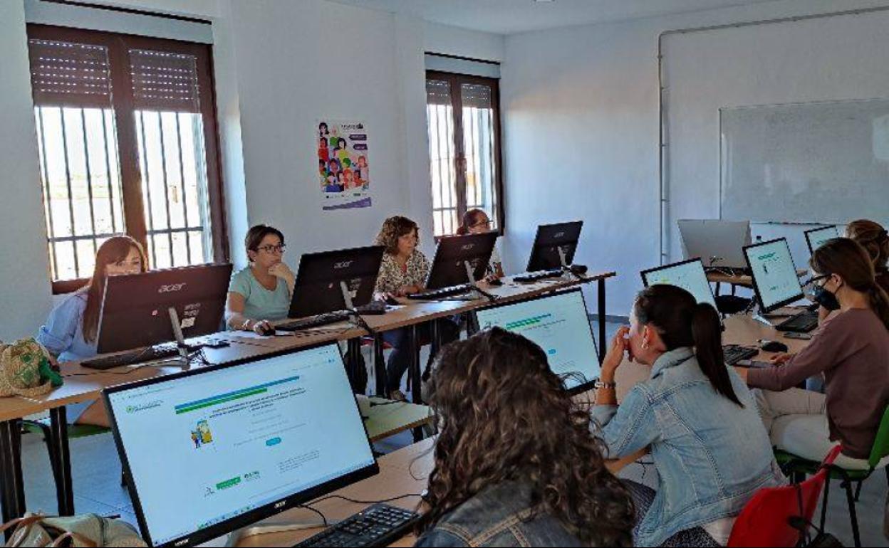 El programa ConectadAs Extremadura comienza 2023 ampliando su presencia en el territorio