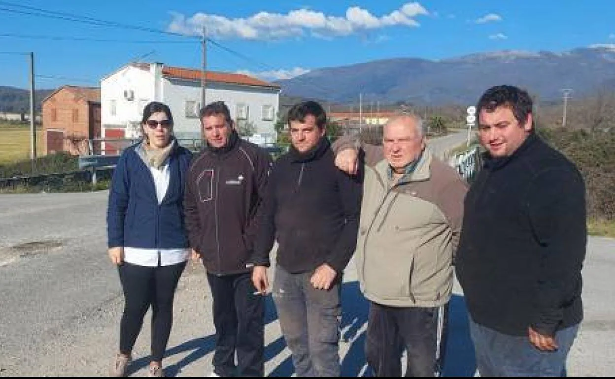 Paniagua, primera por la izquierda, junto a regantes, en la finca. 