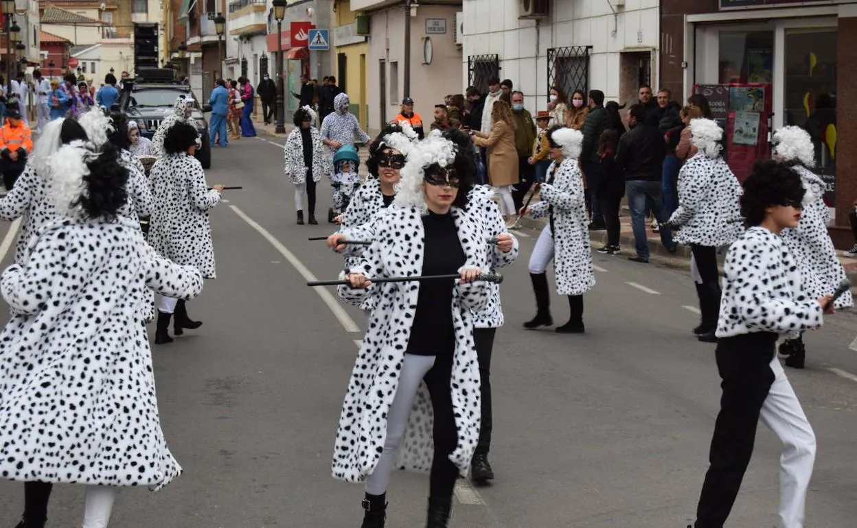 Desfile de carrozas y comparsas en Talayuela