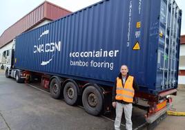 Jiménez con uno de los contenedores cargados con tabaco