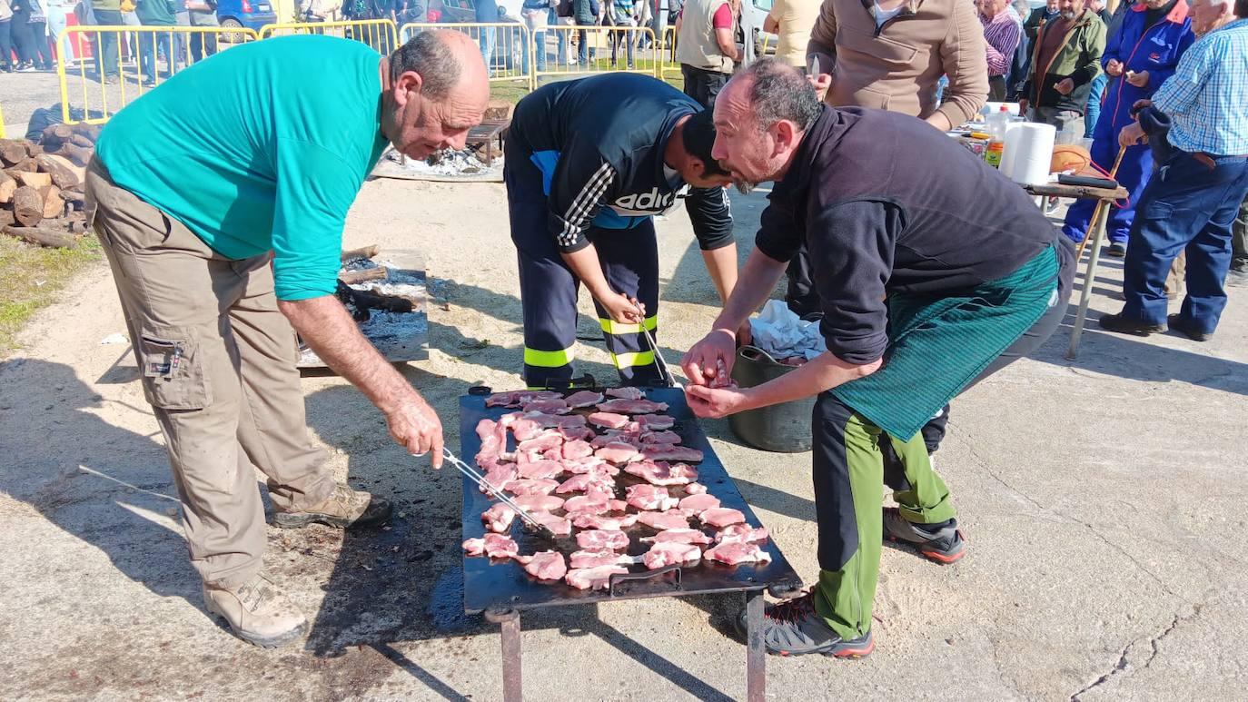 Barquilla de Pinares celebra su tradicional matanza anual