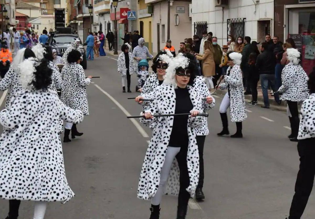 Desfile de carrozas y comparsas en Talayuela