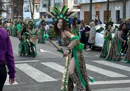 Los ganadores mostraban un traje de top con falda de aires selváticos
