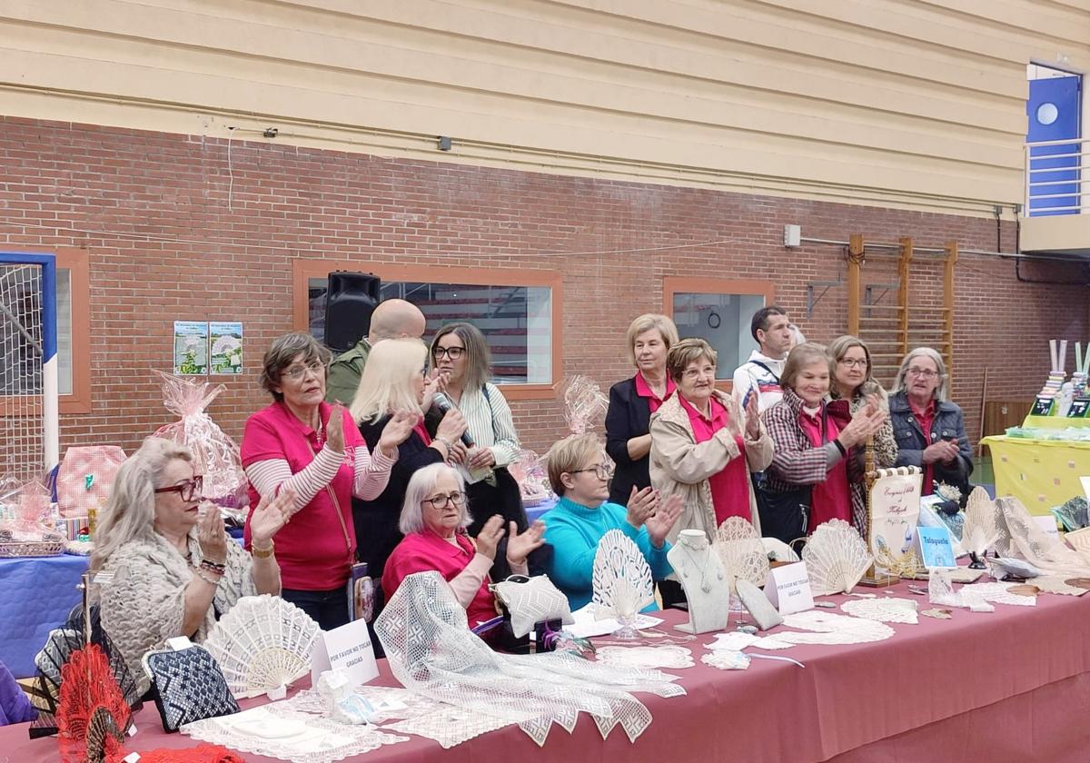 Ambiente festivo en el pabellón talayuelano durante el encuentro